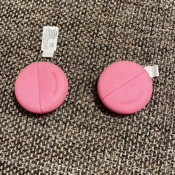 Lot of 2 “Little Spender!” Plastic change holders with key chain​ - Picture 2 of 3